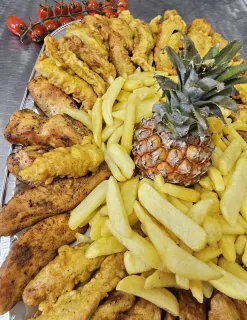Gujoane de pui cu cartofi prajiti si porumb fiert